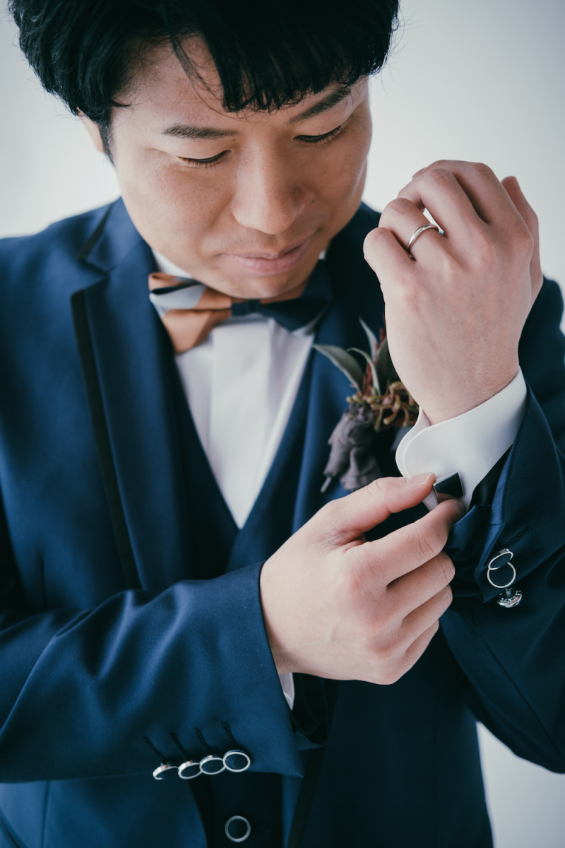 ご新郎様はカフスをつける仕草で!
