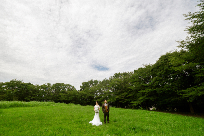 広い草原に立って