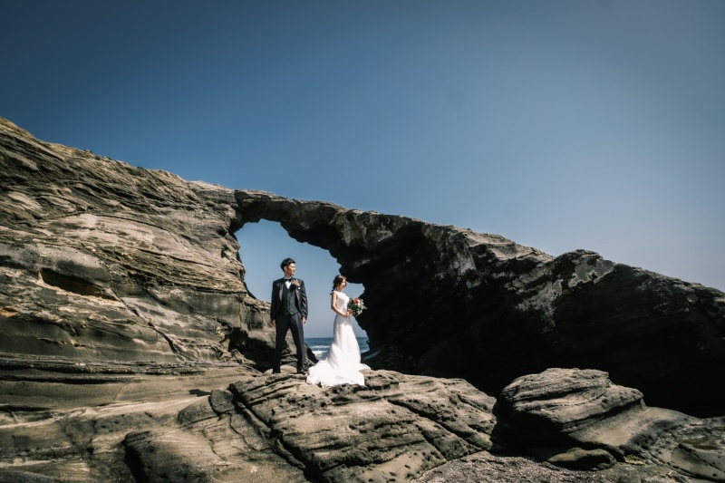 馬の背洞門をバックに！