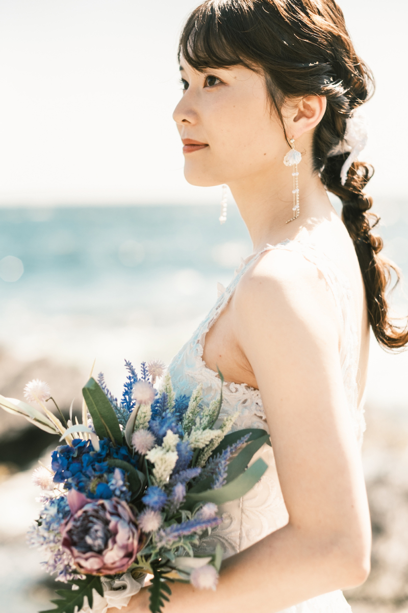 ご新婦さまの横顔とブーケ