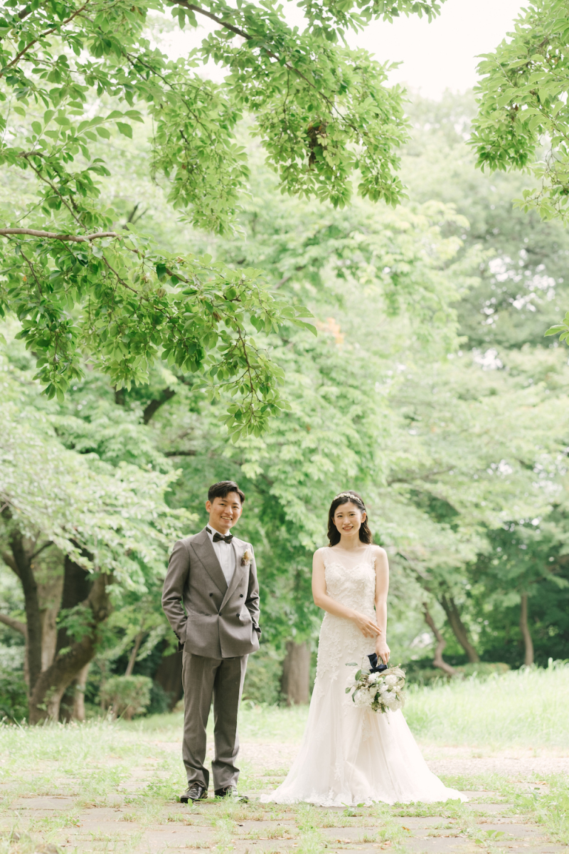 さわやかなグリーンをバックに全身ショット