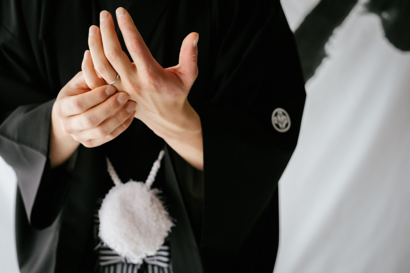 指輪の向きを整える