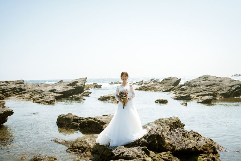 岩場の凹凸が奥まで広がる