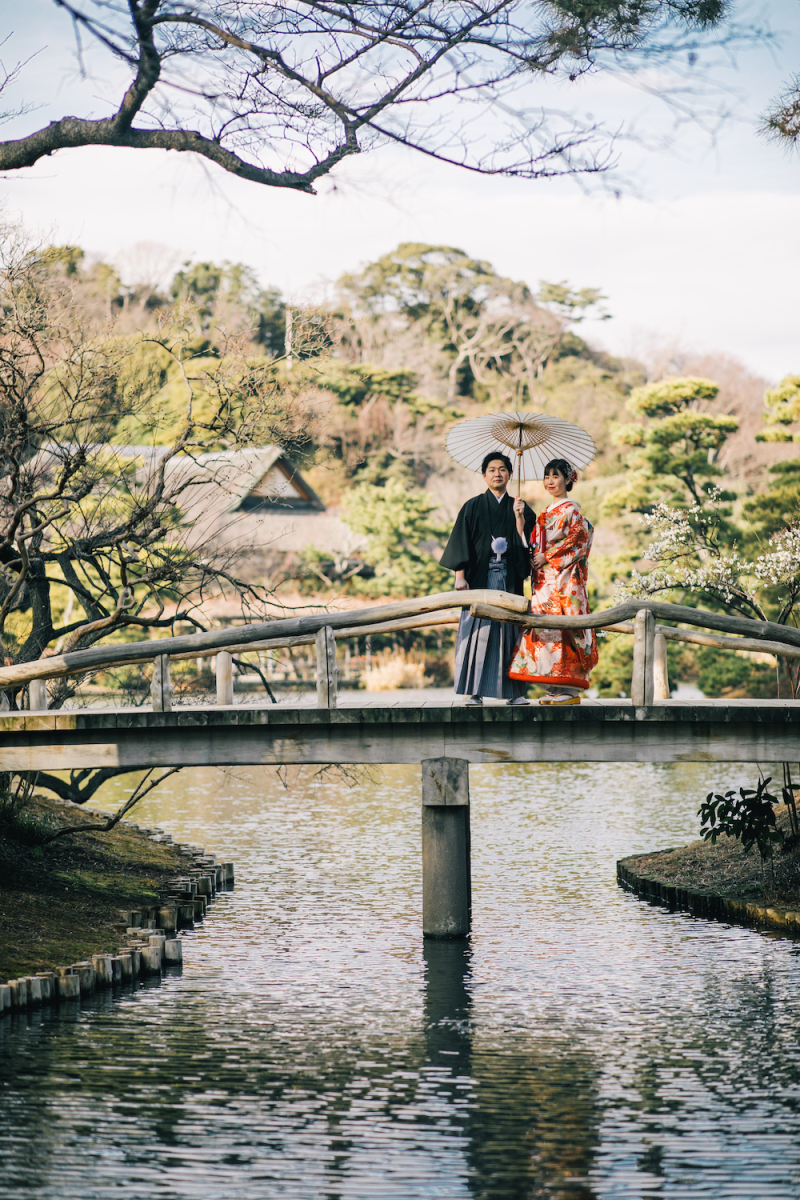 池にかかった橋の上でも