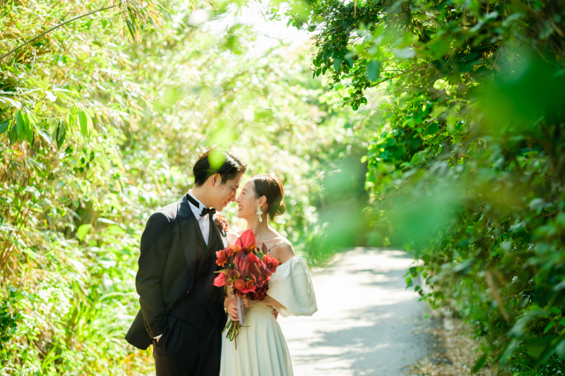 緑のアーチの中で