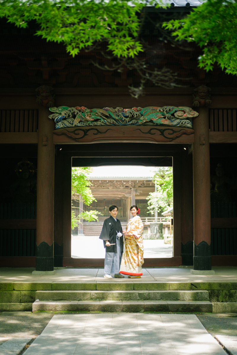 門のまえで横並びで