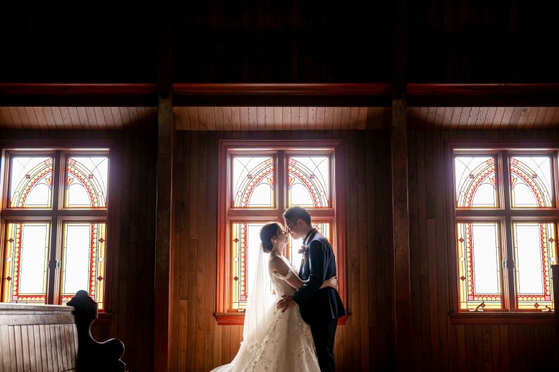 ステンドグラスからの美しい光と