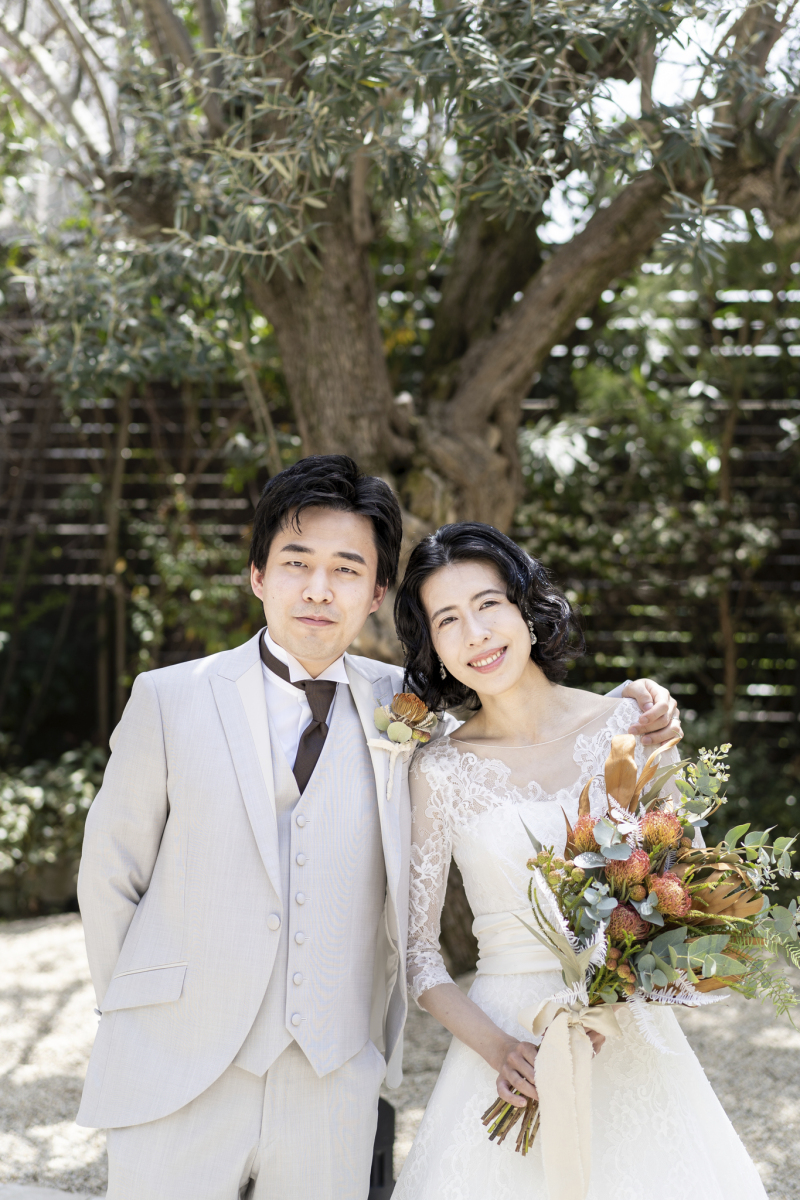 オリーブの木の前で