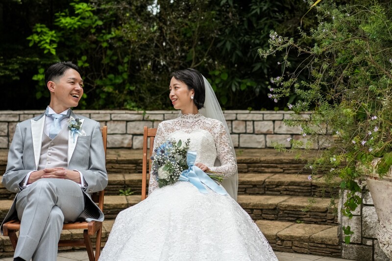 緑豊かなガーデンでの自然な笑顔