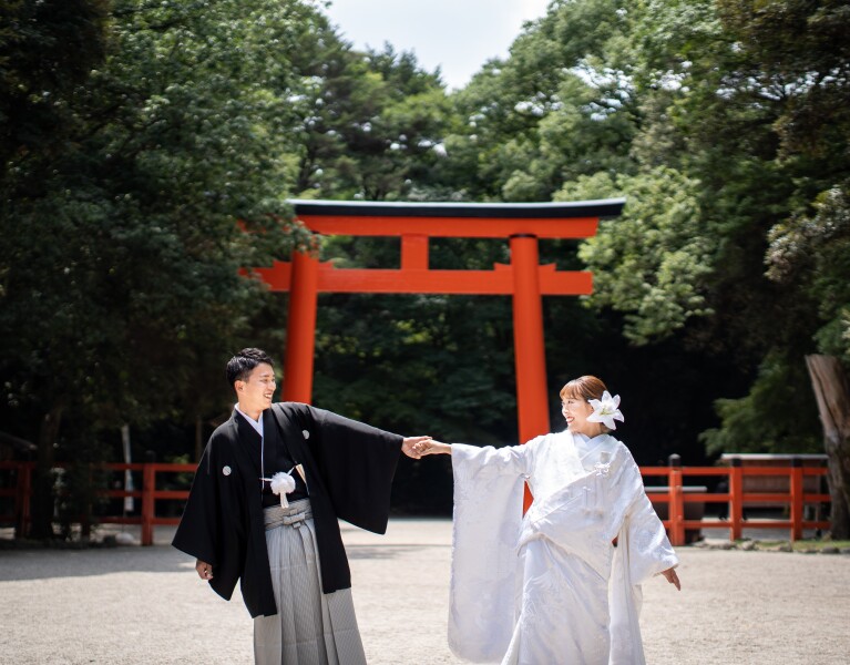 由緒正しい赤い鳥居の前で