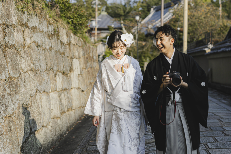 夕日に照らされる自然な笑顔