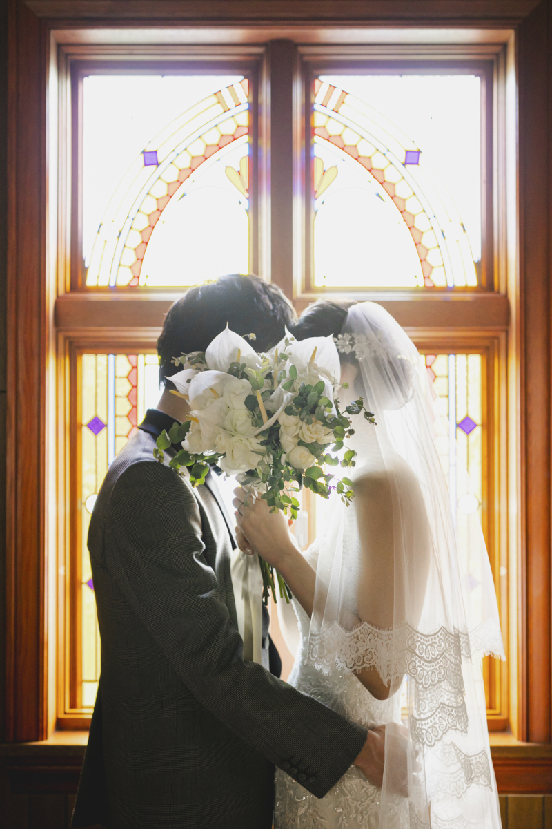 ステンドグラスを背景に…