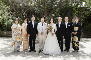 ゲストの皆様と緑豊かな教会で...