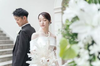 輝くチャペルと空を囲むガーデン