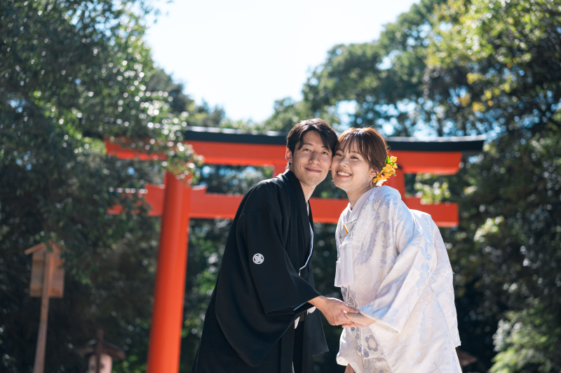 鳥居を背景に…