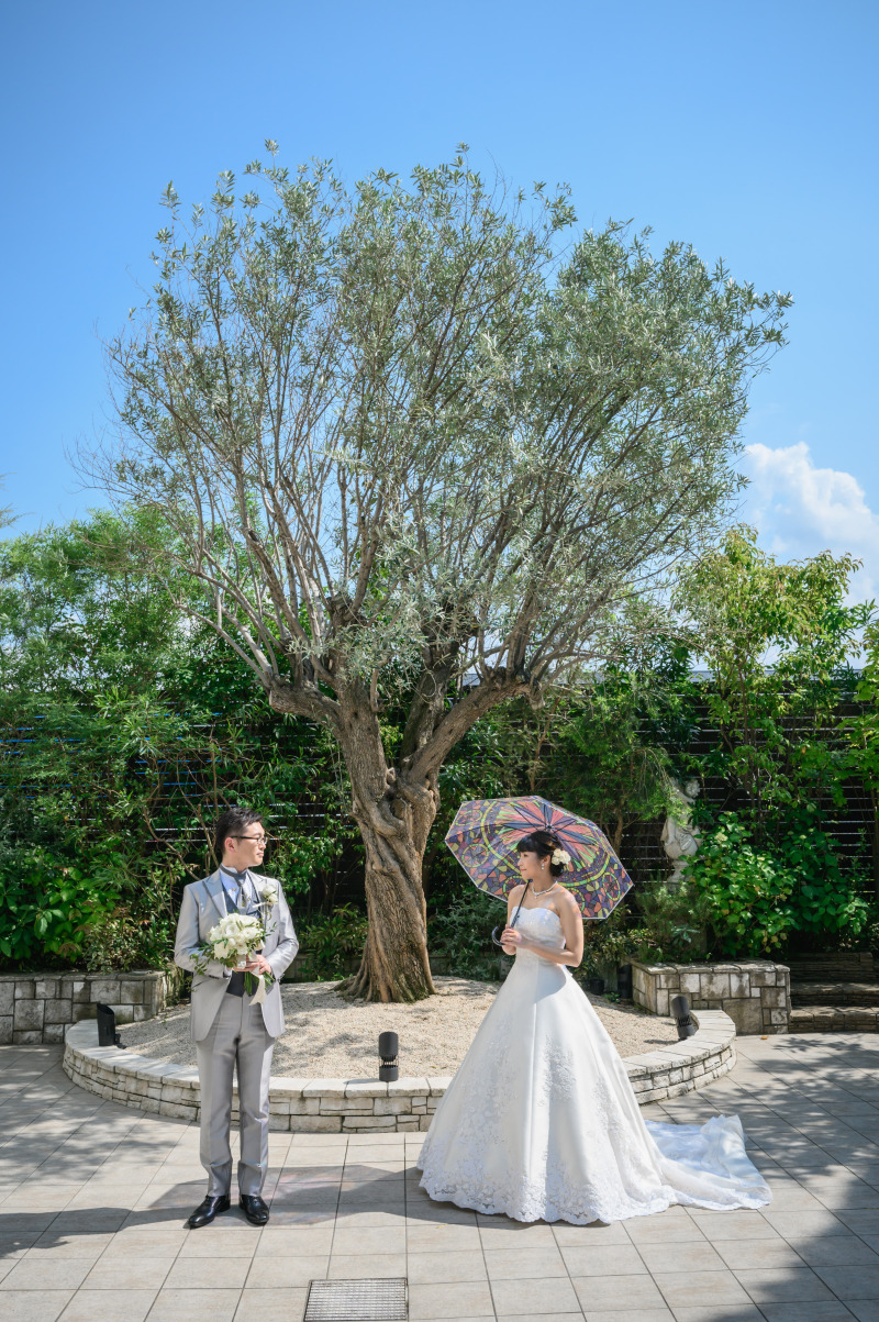 モチーフとなるオリーブの木の前で♪