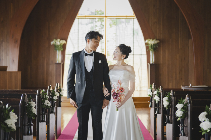 木の温もり溢れる森のチャペル