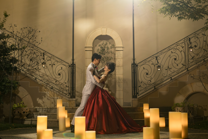 ガーデン中央の階段下で…