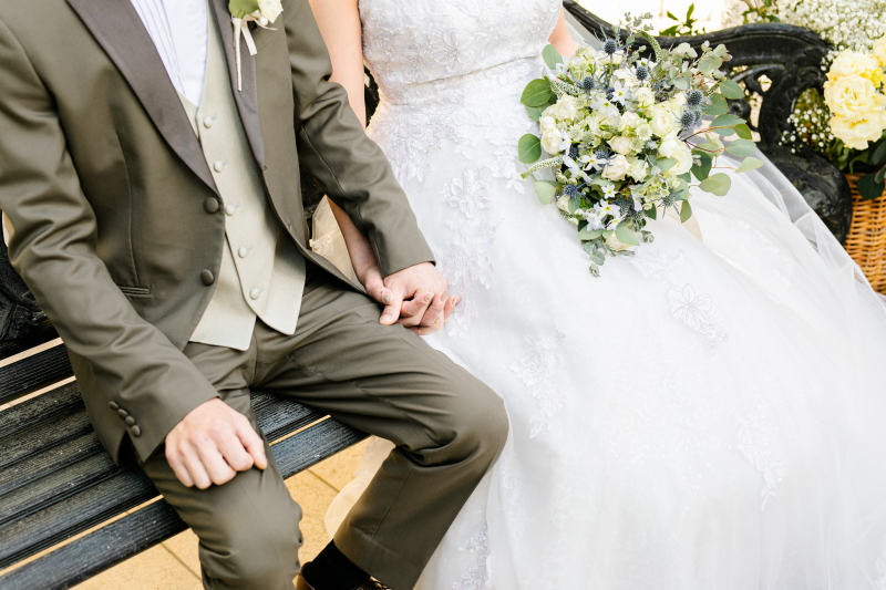 ベンチでナチュラルな1枚