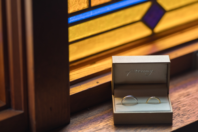 ステンドグラス前で