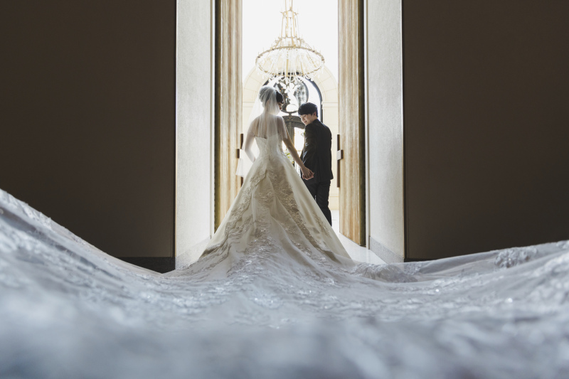 ドレスのバックスタイルを生かした一枚