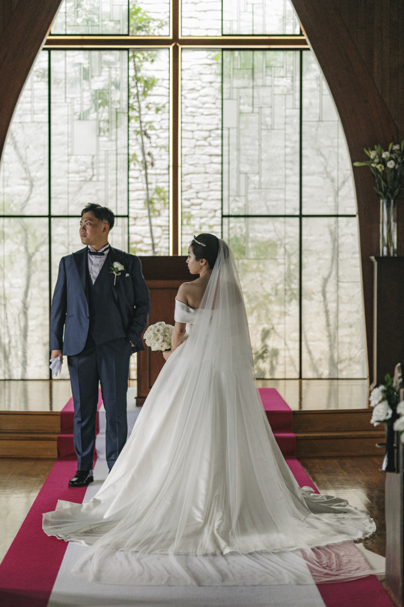 ドレスのバックスタイルを生かして