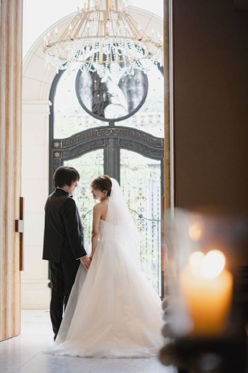 天使が見守る教会で手をつないで