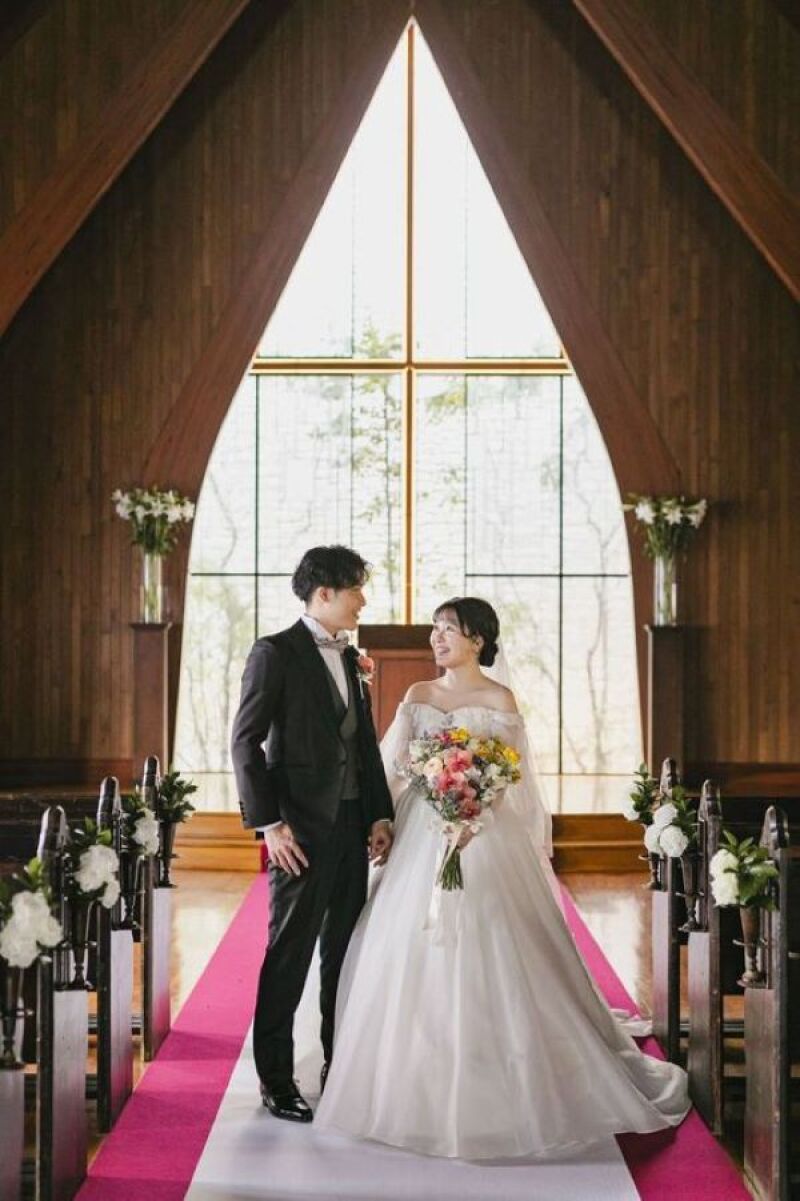 木の温もり溢れるチャペルにて