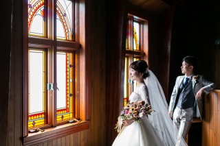 ステンドグラスからの美しい光に包まれた本格教会