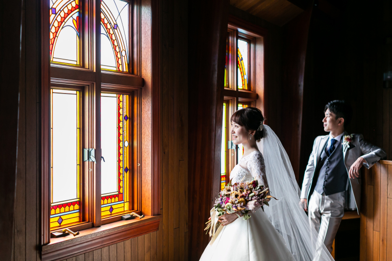 ステンドグラスからの美しい光に包まれた本格教会