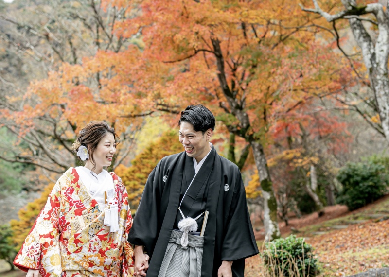 紅葉を背景に、華やかなショット