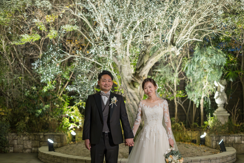 オリーブの樹の前で