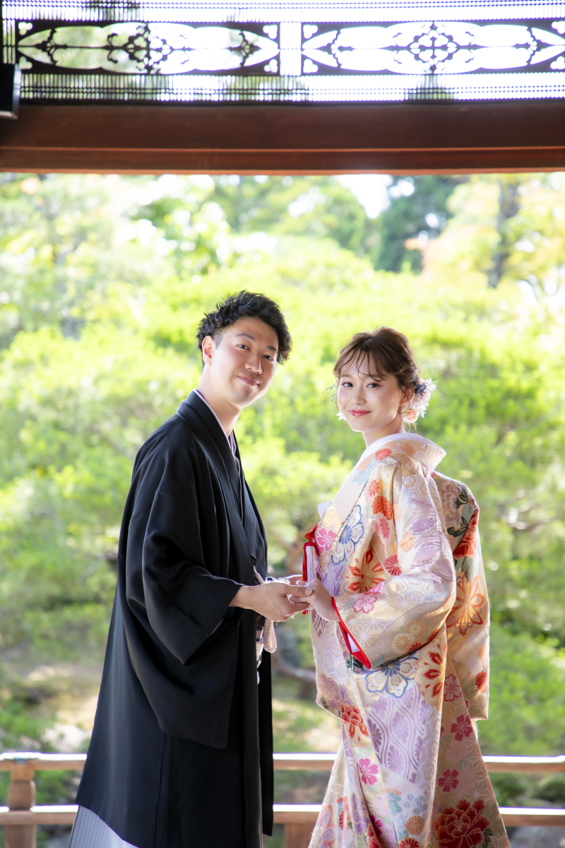 新緑の中で映える華やかな和装ショット