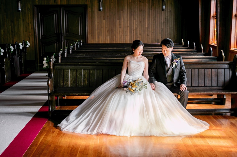 自然光が差し込む教会で