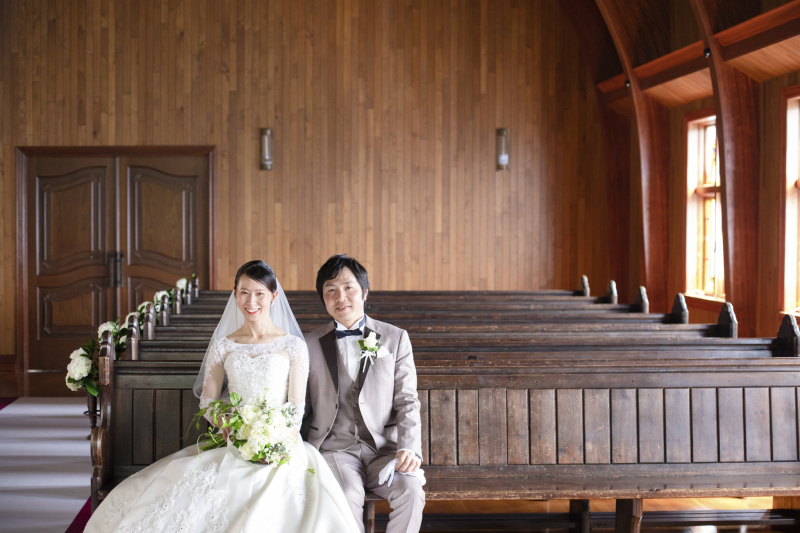 礼拝堂の長椅子で