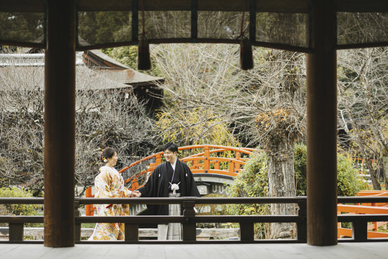 美しい輪橋を背景に