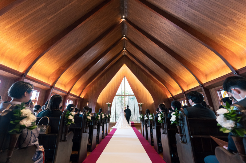 木のぬくもり溢れる教会で