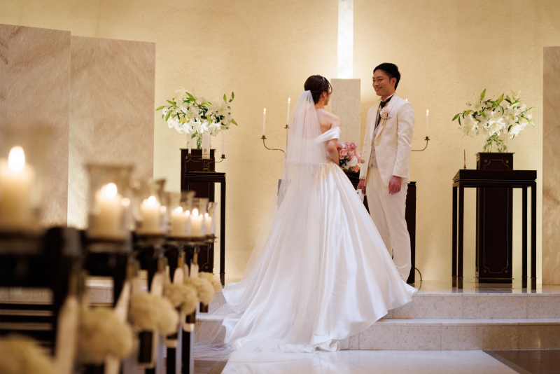 ドレスのトレーンの長さを生かして