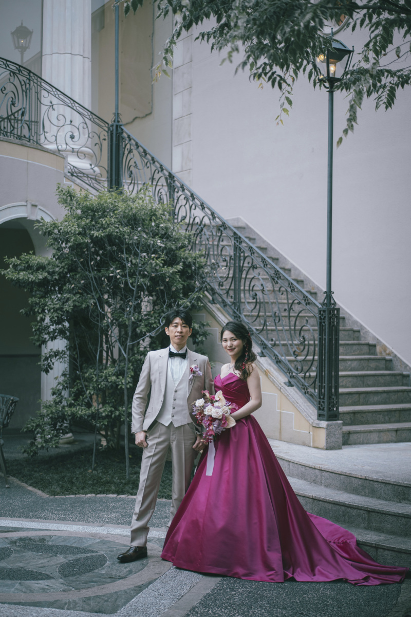 白亜のチャペルに映えるカラードレス