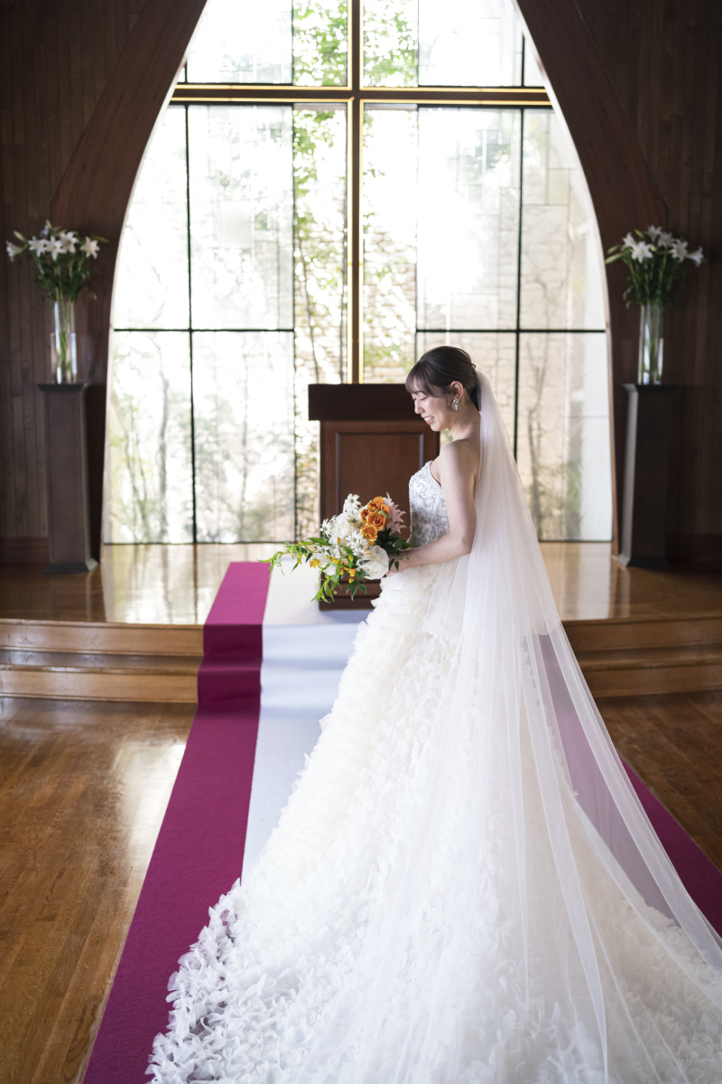 十字架をバックに