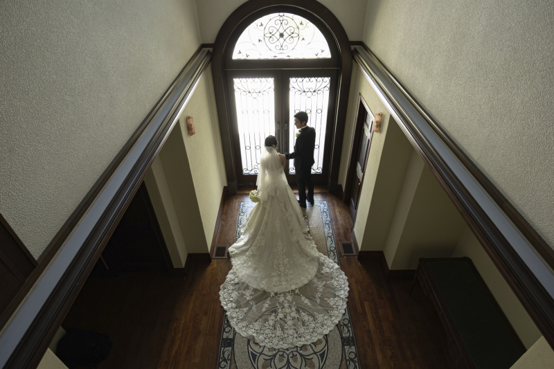 ミモザをモチーフにしたタイルとともに