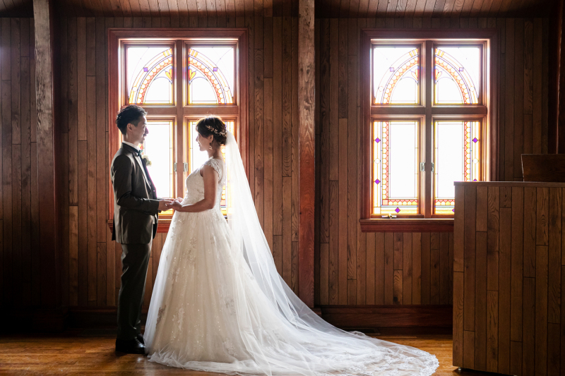 ステンドグラス前で