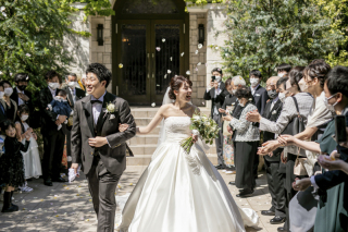 快晴の下で祝福に包まれる教会☆【洋装】