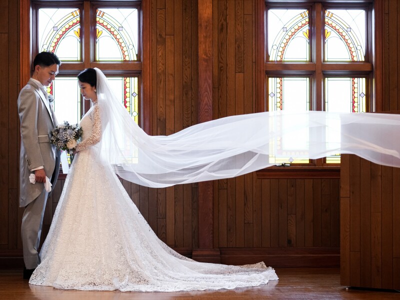 光で透けるベールが美しいショット