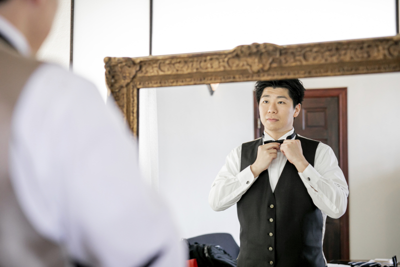 シックな印象の新郎部屋