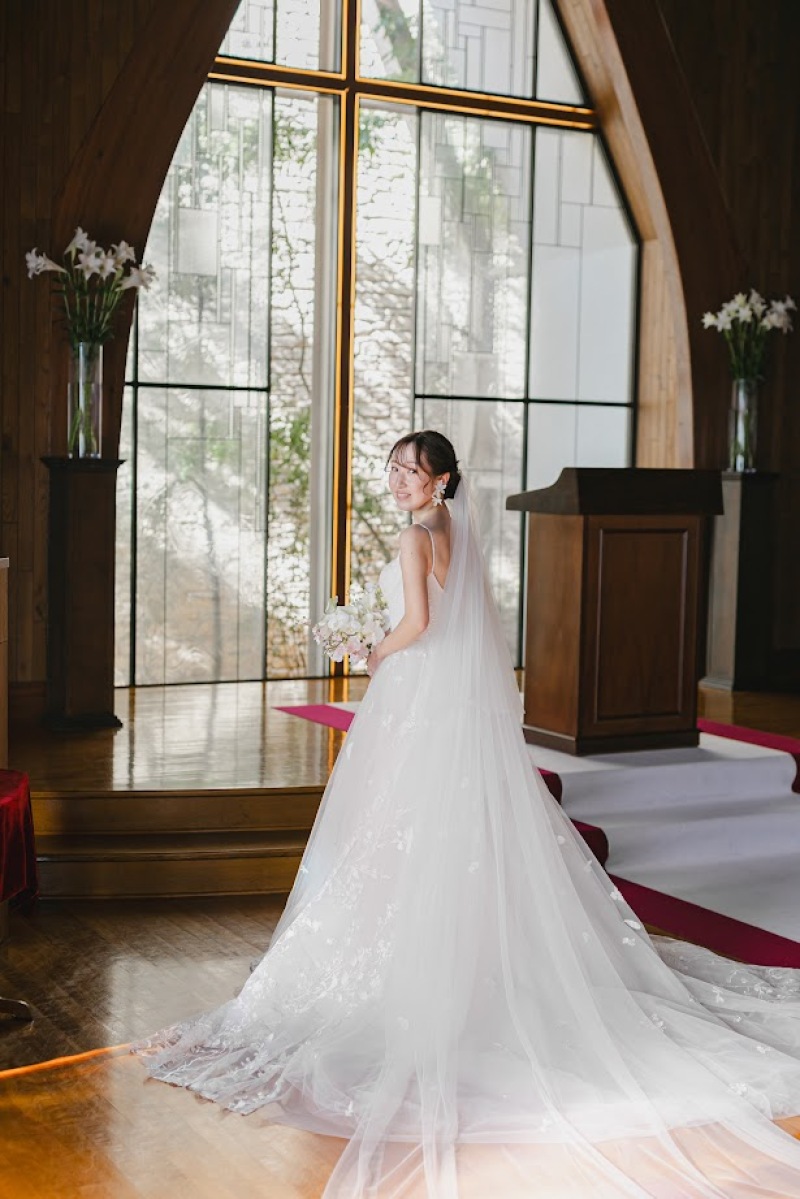 木目調チャペルとドレスの相性はぴったり！