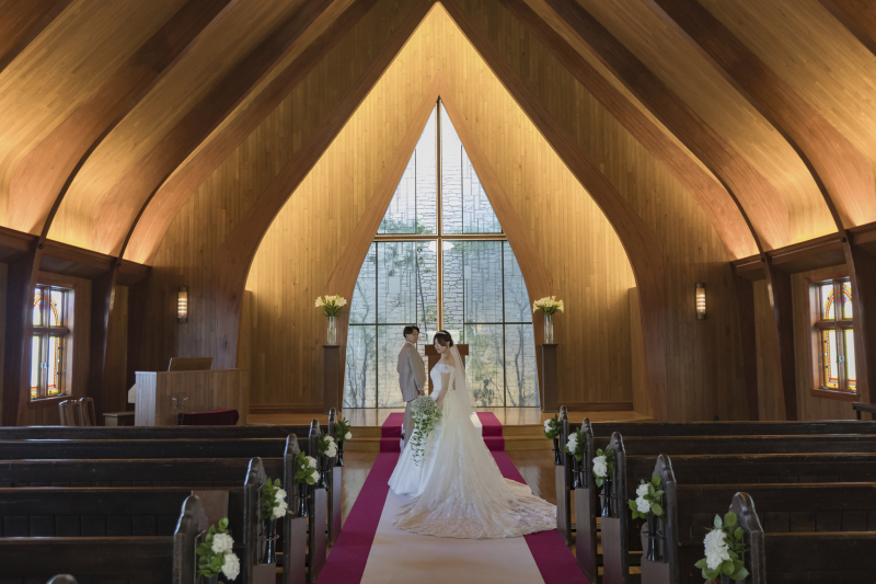 木のぬくもり溢れる礼拝堂