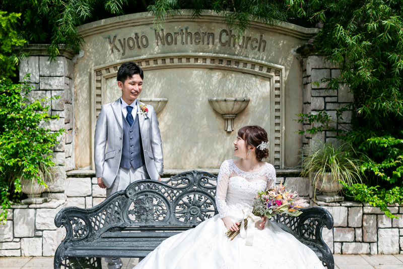 教会のモニュメント前にて仲良しショット