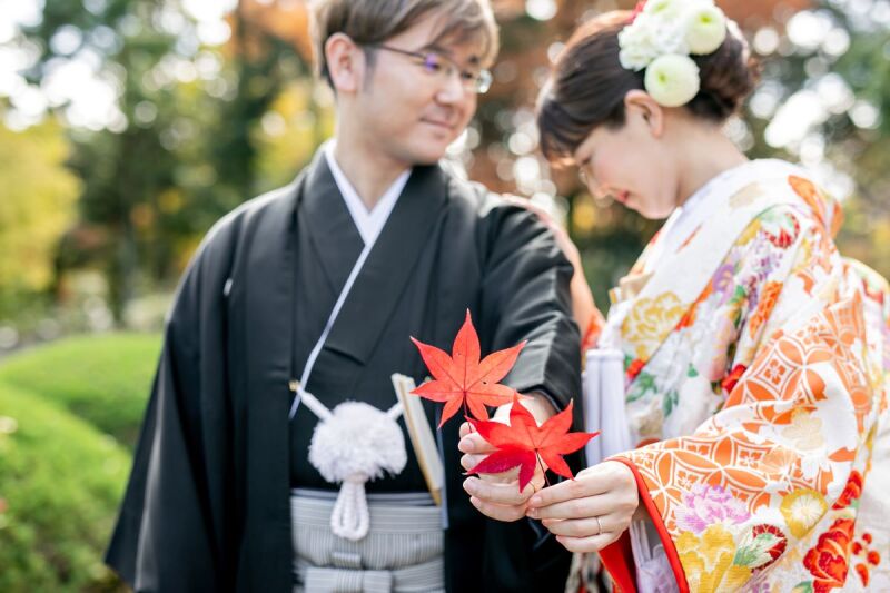 紅葉を持ってパシャリ