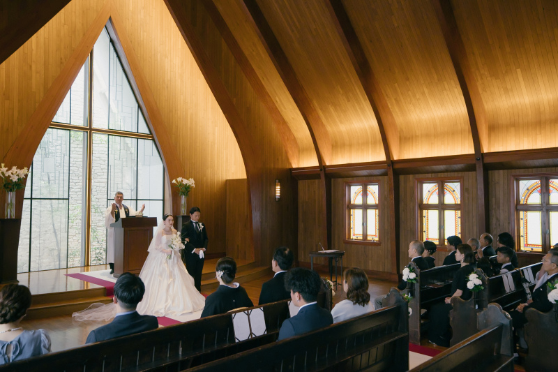木目の開放感あふれるチャペル